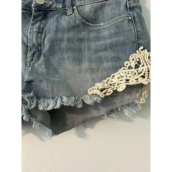 Gray Saks Fifth Avenue Jorts Size 29 Baby Shorts Lace Frayed Hem Jean Denim - Picture 5 of 12